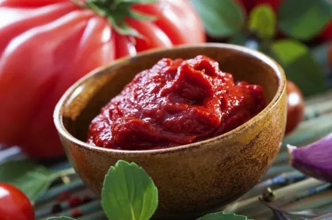 تصویر 2 از رب گوجه فرنگی سحر شیشه‌ ای با طعم طبیعی بدون افزودنی‌ های شیمیایی